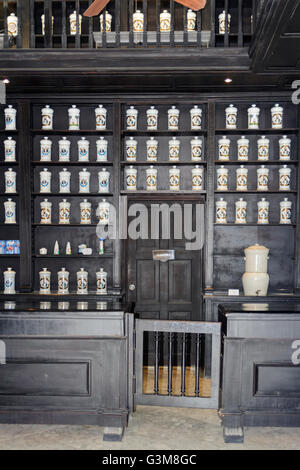 Regale aus Porzellan Apotheke Gläser in einer restaurierten Apotheke, Farmacia Taquechel in Calle Obispo, Alt-Havanna, Kuba Stockfoto