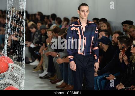 Ein Model auf dem Laufsteg während Katie Eary London Sammlungen Männer SS17 show an der BFC zeigen Raum The Strand, London statt. Stockfoto