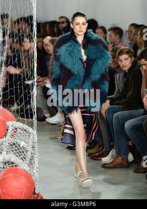 Ein Model auf dem Laufsteg während Katie Eary London Sammlungen Männer SS17 show an der BFC zeigen Raum The Strand, London statt. Stockfoto