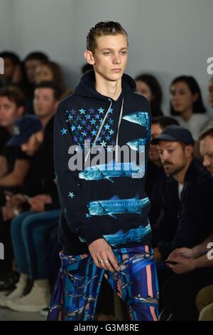 Ein Model auf dem Laufsteg während Katie Eary London Sammlungen Männer SS17 show an der BFC zeigen Raum The Strand, London statt. Stockfoto