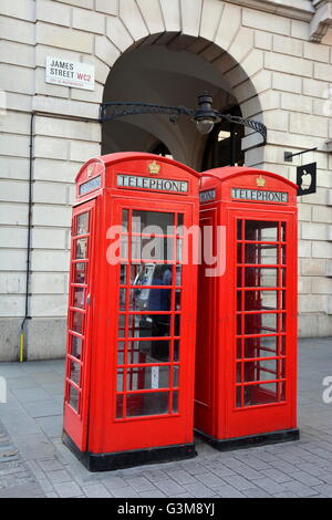 Rote Telefonzellen auf James Street, London, in der Nähe von Covent Gardens Stockfoto