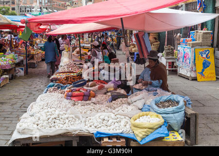 La Paz, Bolivien - 24. Oktober 2015: Frau Gemüse auf dem Wochenmarkt zu verkaufen. Stockfoto