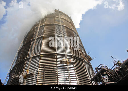 Es verschlingt Dampf oben aus einem Stahl Gas-Halter in Redcar Stahlwerken. Im Jahr 2008 vor der Schließung des Werks unternommen. Stockfoto
