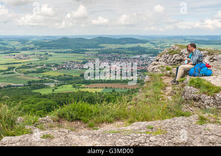 Wanderer genießen Sie den Blick vom Staffelberg Hill, Bad Staffelstein, obere Franken, Bayern, Deutschland. Stockfoto