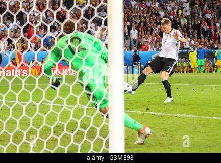 Lillie, Frankreich. 12. Juni 2016. Bastian SCHWEINSTEIGER, DFB 7 tritt das Tor zum 2: 0 gegen Andriy PYATOV, UKR 12 Deutschland - UKRAINE 2-0-Gruppe C, Fußball-Europameisterschaften im 12. Juni 2016 in Lille, Frankreich. Bildnachweis: Peter Schatz / Alamy Live News Stockfoto