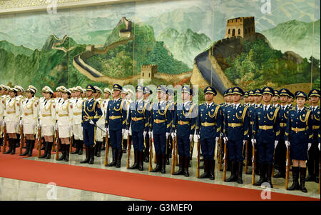 Peking, China. 13. Juni 2016. Chinesische Soldaten stehen vor einem Gemälde der großen Mauer von China vor den militärischen Ehren Empfang von Bundeskanzlerin Angela Merkel in der großen Halle des Volkes in Peking, China, 13. Juni 2016. Die deutsche Kanzlerin ist bei einem dreitägigen Besuch in China von 12 bis 14 Juni. Foto: Rainer Jensen/Dpa/Alamy Live-Nachrichten Stockfoto