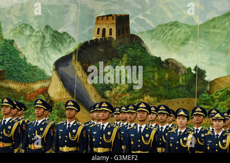 Peking, China. 13. Juni 2016. Chinesische Soldaten stehen vor einem Gemälde der großen Mauer von China vor den militärischen Ehren Empfang von Bundeskanzlerin Angela Merkel in der großen Halle des Volkes in Peking, China, 13. Juni 2016. Die deutsche Kanzlerin ist bei einem dreitägigen Besuch in China von 12 bis 14 Juni. Foto: Rainer Jensen/Dpa/Alamy Live-Nachrichten Stockfoto