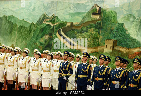 Peking, China. 13. Juni 2016. Chinesische Soldaten stehen vor einem Gemälde der großen Mauer von China vor den militärischen Ehren Empfang von Bundeskanzlerin Angela Merkel in der großen Halle des Volkes in Peking, China, 13. Juni 2016. Die deutsche Kanzlerin ist bei einem dreitägigen Besuch in China von 12 bis 14 Juni. Foto: Rainer Jensen/Dpa/Alamy Live-Nachrichten Stockfoto