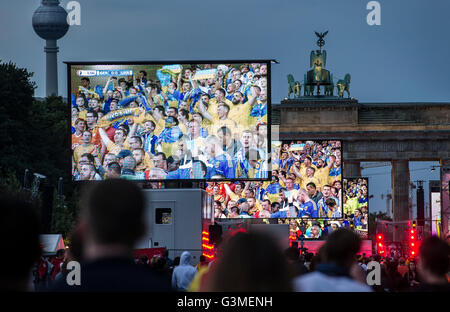 Berlin, Deutschland. 12. Juni 2016. Fans der deutschen Fußball-Nationalmannschaft sehen die öffentliche Vorführung der UEFA-Europameisterschaft zwischen Deutschland und der Ukraine am Brandenburger Tor in Berlin, Deutschland, 12. Juni 2016 übereinstimmen. Foto: Paul Zinken/Dpa/Alamy Live News Stockfoto