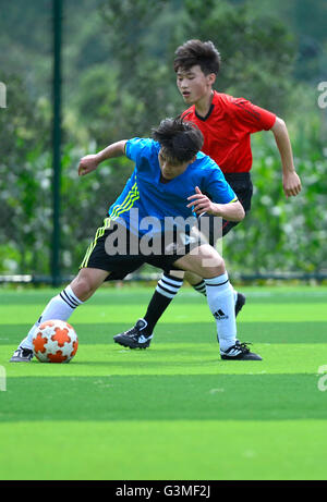 Enshi, Chinas Provinz Hubei. 13. Juni 2016. Jungen konkurrieren während einer lokalen juvenile Fußballliga in Enshi Tujia und Miao autonome Präfektur, Zentral-China Hubei Provinz, 13. Juni 2016. Die Regierung von Enshi, befindet sich in der westlichen bergigen Gegend von Hubei, hat viele Anstrengungen gemacht bei der Förderung der Fußball Spiel unter Jugendlichen in den letzten Jahren. © Song Wen/Xinhua/Alamy Live-Nachrichten Stockfoto
