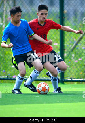 Enshi, Chinas Provinz Hubei. 13. Juni 2016. Jungen konkurrieren während einer lokalen juvenile Fußballliga in Enshi Tujia und Miao autonome Präfektur, Zentral-China Hubei Provinz, 13. Juni 2016. Die Regierung von Enshi, befindet sich in der westlichen bergigen Gegend von Hubei, hat viele Anstrengungen gemacht bei der Förderung der Fußball Spiel unter Jugendlichen in den letzten Jahren. © Song Wen/Xinhua/Alamy Live-Nachrichten Stockfoto
