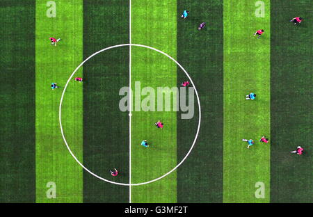 Enshi, Chinas Provinz Hubei. 13. Juni 2016. Jungen konkurrieren während einer lokalen juvenile Fußballliga in Enshi Tujia und Miao autonome Präfektur, Zentral-China Hubei Provinz, 13. Juni 2016. Die Regierung von Enshi, befindet sich in der westlichen bergigen Gegend von Hubei, hat viele Anstrengungen gemacht bei der Förderung der Fußball Spiel unter Jugendlichen in den letzten Jahren. © Song Wen/Xinhua/Alamy Live-Nachrichten Stockfoto