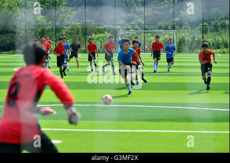 Enshi, Chinas Provinz Hubei. 13. Juni 2016. Jungen konkurrieren während einer lokalen juvenile Fußballliga in Enshi Tujia und Miao autonome Präfektur, Zentral-China Hubei Provinz, 13. Juni 2016. Die Regierung von Enshi, befindet sich in der westlichen bergigen Gegend von Hubei, hat viele Anstrengungen gemacht bei der Förderung der Fußball Spiel unter Jugendlichen in den letzten Jahren. © Song Wen/Xinhua/Alamy Live-Nachrichten Stockfoto