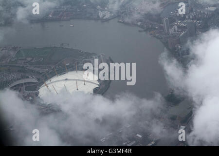 London, UK. 13. Juni 2016. Eine Luftaufnahme der O2 Arena Millienium Dome teilweise von Wolken bedeckt an einem bewölkten nassen Tag in London Credit: Amer Ghazzal/Alamy Live-Nachrichten Stockfoto