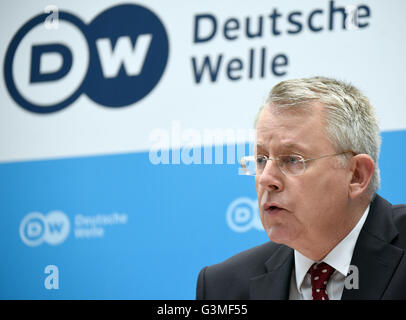 Bonn, Deutschland. 13. Juni 2016. Der Regisseur des Deutschlands Auslandsrundfunk Deutsche Welle (DW), Peter Limbourg, Soeaks während der Verleihung des "Freedom of Speech Award", der Chefredakteur der türkischen Zeitung "Huerriyet" Sedat Ergin, während das Deutsche Welle Global Media Forum in Bonn, Deutschland, 13. Juni 2016. Foto: Henning Kaiser/Dpa/Alamy Live News Stockfoto