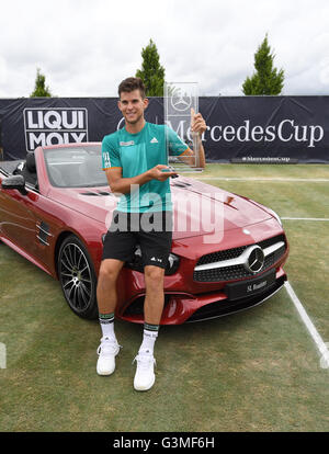 Stuttgart, Deutschland. 13. Juni 2016. Dominic Thiem Österreichs hält seine Trophäe nach dem Gewinn der Partie gegen Philipp Kohlschreiber Deutschlands während des ATP-Turniers in Stuttgart, Deutschland, 13. Juni 2016. Foto: Marijan Murat/Dpa/Alamy Live News Stockfoto