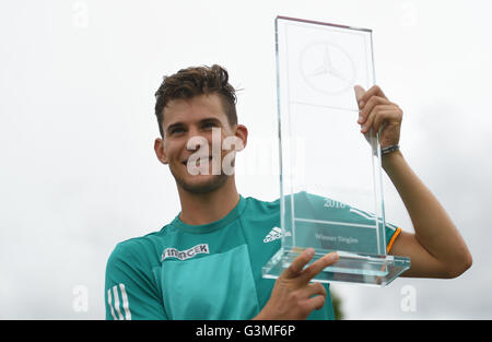 Stuttgart, Deutschland. 13. Juni 2016. Dominic Thiem Österreichs hält seine Trophäe nach dem Gewinn der Partie gegen Philipp Kohlschreiber Deutschlands während des ATP-Turniers in Stuttgart, Deutschland, 13. Juni 2016. Foto: Marijan Murat/Dpa/Alamy Live News Stockfoto