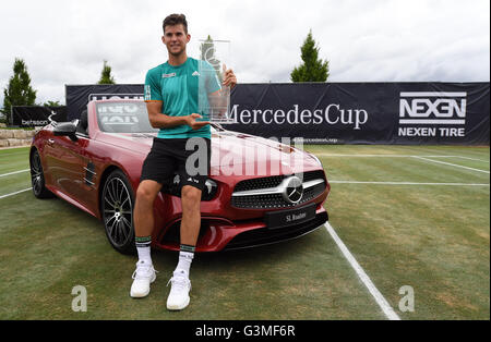 Stuttgart, Deutschland. 13. Juni 2016. Dominic Thiem Österreichs hält seine Trophäe nach dem Gewinn der Partie gegen Philipp Kohlschreiber Deutschlands während des ATP-Turniers in Stuttgart, Deutschland, 13. Juni 2016. Foto: Marijan Murat/Dpa/Alamy Live News Stockfoto