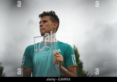 Stuttgart, Deutschland. 13. Juni 2016. Dominic Thiem Österreichs hält seine Trophäe nach dem Gewinn der Partie gegen Philipp Kohlschreiber Deutschlands während des ATP-Turniers in Stuttgart, Deutschland, 13. Juni 2016. Foto: Marijan Murat/Dpa/Alamy Live News Stockfoto