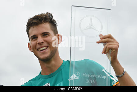 Stuttgart, Deutschland. 13. Juni 2016. Dominic Thiem Österreichs hält seine Trophäe nach dem Gewinn der Partie gegen Philipp Kohlschreiber Deutschlands während des ATP-Turniers in Stuttgart, Deutschland, 13. Juni 2016. Foto: Marijan Murat/Dpa/Alamy Live News Stockfoto