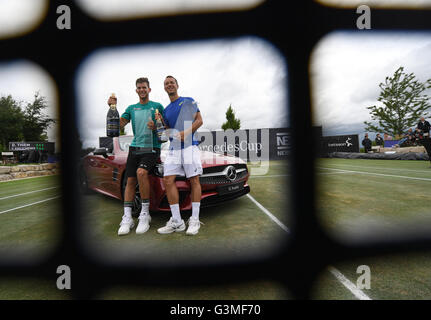 Stuttgart, Deutschland. 13. Juni 2016. Dominic Thiem Österreichs hält seine Trophäe als er mit Philipp Kohlschreiber Deutschlands darstellt, nach dem Gewinn der Partie gegen Kohlschreiber während des ATP-Turniers in Stuttgart, Deutschland, 13. Juni 2016. Foto: Marijan Murat/Dpa/Alamy Live News Stockfoto