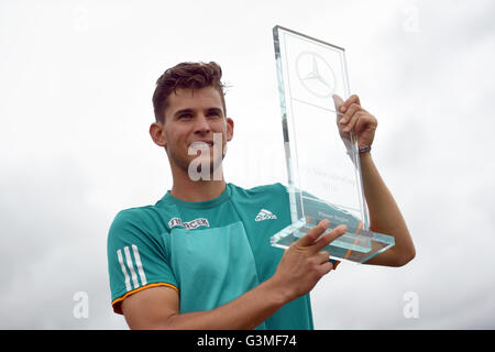 Stuttgart, Deutschland. 13. Juni 2016. Dominic Thiem Österreichs hält seine Trophäe nach dem Gewinn der Partie gegen Philipp Kohlschreiber Deutschlands während des ATP-Turniers in Stuttgart, Deutschland, 13. Juni 2016. Foto: Marijan Murat/Dpa/Alamy Live News Stockfoto