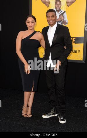 Tia Mowry, Cory Hardrict im Ankunftsbereich für CENTRAL INTELLIGENCE Premiere, Regency Westwood Village Theatre, Los Angeles, CA 10. Juni 2016. Foto von: Priscilla Grant/Everett Collection Stockfoto