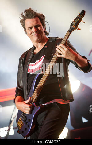 Mailand Italien. 12. Juni 2016. Die englische Band DURAN DURAN führt live auf der Bühne in Assago Sommerarena während der "Papier-Götter-Tour" Credit: Rodolfo weitertransferiert/Alamy Live News Stockfoto