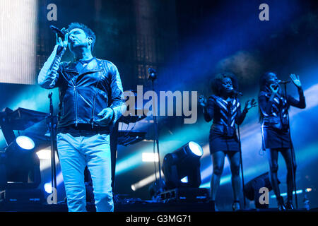 Mailand Italien. 12. Juni 2016. Die englische Band DURAN DURAN führt live auf der Bühne in Assago Sommerarena während der "Papier-Götter-Tour" Credit: Rodolfo weitertransferiert/Alamy Live News Stockfoto