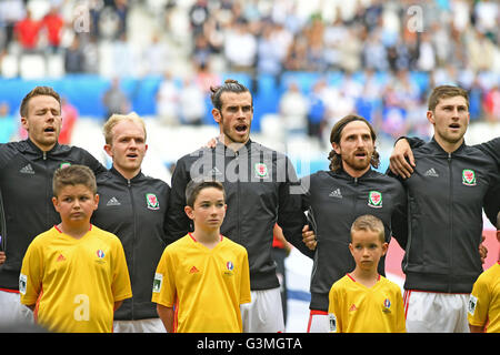 Euro 2016 - Wales V Slowakei: (von links nach rechts) Chris Gunter, Jonathan Williams, Gareth Bale, Joe Allen und Ben Davies singen die walisische Nationalhymne vor Kick off im Stadion Stade de Bordeaux in Bordeaux, Frankreich heute. Stockfoto