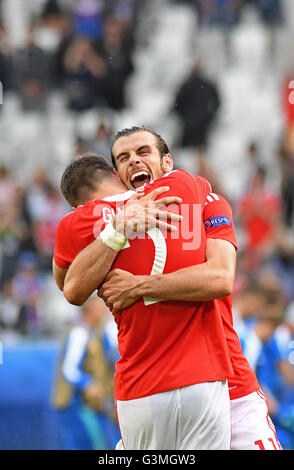 Gareth Bale of Wales feiert nach dem Sieg gegen die Slowakei in die Euro 2016 Gruppe B Befestigung an den Matmut Atlantique, Nouveau Stade de Bordeaux in Bordeaux, Frankreich am Samstag, 11. Juni 2016 mit Chris Gunter in Vollzeit. Stockfoto