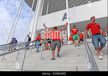 Walisischen Fußball-Fans feiern Sieg für Wales gegen die Slowakei beim Verlassen des Stadions Stade de Bordeaux nach Sanitärobjekt in Bordeaux, Frankreich der Euro 2016 Gruppe B auf Samstag, 11. Juni 2016. Stockfoto