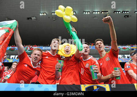 Walisischer Anhänger in fröhlicher Stimmung vor der kick-off Durng Wales gegen die Slowakei in die Euro 2016 Gruppe B Befestigung an den Matmut Atlantique, Nouveau Stade de Bordeaux in Bordeaux, Frankreich am Samstag, 11. Juni 2016. Stockfoto