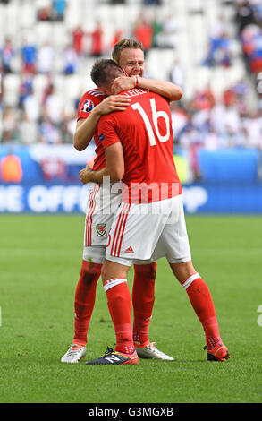 Chris Gunter und Joe Ledley feiern Sieg für Wales gegen die Slowakei in die Euro 2016 Gruppe B Befestigung an den Matmut Atlantique, Nouveau Stade de Bordeaux in Bordeaux, Frankreich am Samstag, 11. Juni 2016. Stockfoto