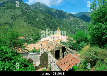 Blick auf das Bergdorf St. Agnes, Frankreich, 9. Juni 2016. Die französische Gemeinde Sainte-Agnes gilt als das Dorf an der Küste befindet sich das höchstgelegene in Europa und besteht aus drei getrennten Bezirken. Der historische Stadtkern aus dem 11. Jahrhundert ist ein Magnet für Touristen durch die Burganlage und die moderneren Festung aus dem Jahr 1932. Die konkrete Festung sollte um eine Invasion während des zweiten Weltkriegs durch feindliche Truppen aus Italien als der südlichste Teil der Maginot-Linie zu verhindern. Foto: SOEREN STACHE/Dpa - NO-Draht-Dienst- Stockfoto