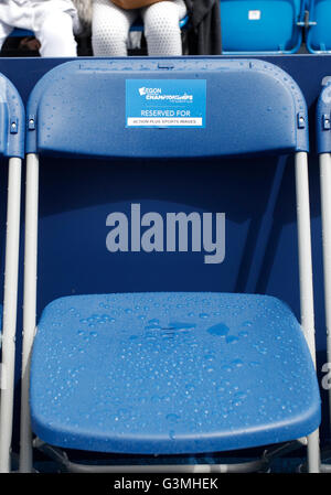 Queens Club, London, UK. 13. Juni 2016. Aegon Queens Tennis Championships Tag eins. Eine ausgezeichnete, aber feucht, Seite Sitz am Center Court an der Queen's-Club. © Aktion Plus Sport/Alamy Live-Nachrichten Stockfoto