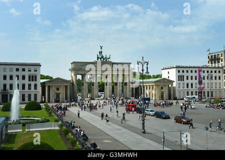 Berlin, Deutschland. 30. Mai 2016. Das Brandenburger Tor und dem Paris-Platz in Berlin, Deutschland, 30. Mai 2016. Foto: JENS KALAENE/Dpa/Alamy Live News Stockfoto