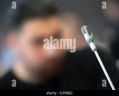 Hamburg, Deutschland. 13. Juni 2016. Bengi G., einer der sieben Angeklagten und vermeintliche Unterstützer der Hells Angels, sitzt in einem Gerichtssaal des Bezirksgerichts in Hamburg, Deutschland, 13. Juni 2016. Die sieben Angeklagten werden beschuldigt, ein Mitglied der rivalisierenden Motorradclub der Mongolen in eine Falle zu locken und ihn schweren Missbrauch zu unterwerfen. Sie haben mit schwerer Körperverletzung und Freiheitsberaubung angeklagt worden. Foto: LUKAS SCHULZE/Dpa (Achtung Redaktion: THE Gesicht von der Beklagten hat wurde verdeckt für rechtliche Gründe betreffend Persönlichkeitsrechte.) / Dpa/Alamy Live News Stockfoto