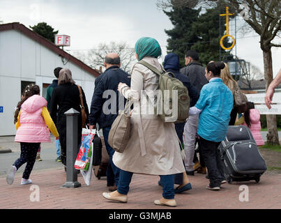 Datei - Datei Bild datiert 4. April 2016 zeigt syrische Flüchtlinge angekommen Transit Grenzcamps in Friedland, Deutschland. Foto: SWEN PFOERTNER/dpa Stockfoto