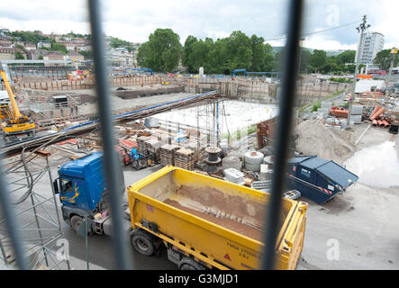 Stuttgart, Deutschland. 13. Juni 2016. Die Baustelle des multi-Milliarden-Euro-Bahnprojekt Stuttgart 21, gesehen durch ein Bauzaun in Stuttgart, Deutschland, 13. Juni 2016. Foto: Dpa/BERND WEISSBROD/Alamy Live News Stockfoto