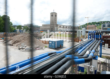 Stuttgart, Deutschland. 13. Juni 2016. Die Baustelle des multi-Milliarden-Euro-Bahnprojekt Stuttgart 21, gesehen durch ein Bauzaun in Stuttgart, Deutschland, 13. Juni 2016. Foto: Dpa/BERND WEISSBROD/Alamy Live News Stockfoto