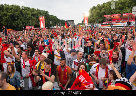 Berlin, Deutschland. 12. Juni 2016. Menschen Vergnügen sich auf dem "Fanmeile" (lit.-Fan-Meile) vor dem Brandenburger Tor während der UEFA Euro 2016 Fußballspiel zwischen Deutschland und der Ukraine in Lille, Frankreich, in Berlin, Deutschland, 12. Juni 2016 statt. Foto: PAUL ZINKEN/Dpa/Alamy Live News Stockfoto