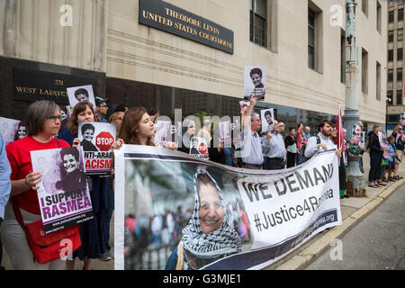 Detroit, Michigan, USA. 13. Juni 2016. Unterstützer des palästinensisch-amerikanischen Aktivisten Rasmea Odeh sammelten sich außerhalb einer Federal Courthouse, wo ein Bundesrichter eine Status-Konferenz auf ihre Anfrage für einen neuen Prozess statt. Im Jahr 2015 wurde Odeh verurteilt, auf ihre 2004-Anwendung für die US-Staatsbürgerschaft zu liegen. Aber ein Bundesberufungsgericht bestellte Richter Gershwin Drain, den Fall zu überdenken, weil er falsch Zeugnis über Odeh Folter in einem israelischen Gefängnis ausgeschlossen hatte. Bildnachweis: Jim West/Alamy Live-Nachrichten Stockfoto