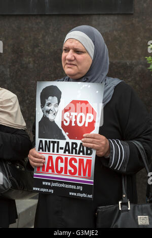 Detroit, Michigan, USA. 13. Juni 2016. Unterstützer des palästinensisch-amerikanischen Aktivisten Rasmea Odeh sammelten sich außerhalb einer Federal Courthouse, wo ein Bundesrichter eine Status-Konferenz auf ihre Anfrage für einen neuen Prozess statt. Im Jahr 2015 wurde Odeh verurteilt, auf ihre 2004-Anwendung für die US-Staatsbürgerschaft zu liegen. Aber ein Bundesberufungsgericht bestellte Richter Gershwin Drain, den Fall zu überdenken, weil er falsch Zeugnis über Odeh Folter in einem israelischen Gefängnis ausgeschlossen hatte. Bildnachweis: Jim West/Alamy Live-Nachrichten Stockfoto