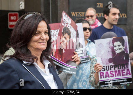 Detroit, Michigan, USA. 13. Juni 2016. Unterstützer des palästinensisch-amerikanischen Aktivisten Rasmea Odeh (links) sammelten sich außerhalb einer Federal Courthouse, wo ein Bundesrichter eine Status-Konferenz auf ihre Anfrage für einen neuen Prozess statt. Im Jahr 2015 wurde Odeh verurteilt, auf ihre 2004-Anwendung für die US-Staatsbürgerschaft zu liegen. Aber ein Bundesberufungsgericht bestellte Richter Gershwin Drain, den Fall zu überdenken, weil er falsch Zeugnis über Odeh Folter in einem israelischen Gefängnis ausgeschlossen hatte. Bildnachweis: Jim West/Alamy Live-Nachrichten Stockfoto