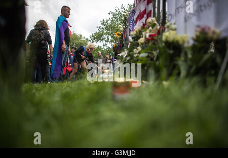 Hamburg, Deutschland. 13. Juni 2016. Menschen nehmen an einer Mahnwache für die Opfer einer Masse schießen in Orlando, USA am 12. Juni auf dem US-Konsulat in Hamburg, Deutschland, 13. Juni 2016 Teil. Insgesamt 50 Personen Folienskripten der Verdächtige wurden getötet und 53 wurden bei einem Anschlag in einem LGBT-Club in Orlando, Florida, in den frühen Morgenstunden 12 Juni verletzt. Der Schütze, Omar Mateen, 29, ein US-Bürger afghanischer Abstammung, nach der Einnahme von Geiseln im Club in einem Schusswechsel mit der Polizei getötet wurde. Foto: Lukas Schulze/Dpa/Alamy Live News Stockfoto