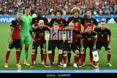 Lyon, Frankreich. 13. Juni 2016. Das belgische Team posieren vor dem Gruppe E-Fußball-Spiel der UEFA EURO 2016 zwischen Belgien und Italien am Stade de Lyon in Lyon, Frankreich, 13. Juni 2016. Ros (L-R) vorne: Laurent Ciman (23), Kevin De Bruyne Radja Nainggolan, Eden Hazard und Thomas Vermaelen. Zweite Reihe (L-R): Toby Alderweireld, Torhüter Thibaut Courtois, Romelu Lukaku, Axel Witsel, Marouane Fellaini und Jan Vertonghen. Foto: Uwe Anspach/Dpa/Alamy Live News Stockfoto