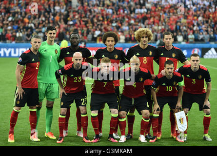 Lyon, Frankreich. 13. Juni 2016. Toby Alderweireld (oben links nach unten rechts), Torhüter Thibaut Courtois, Romelu Lukaku, Axel Witsel, Marouane Fellaini, Jan Vertonghen, Laurent Ciman, Kevin de Bruyne, Radja Nainggolan, Eden Hazard und Thomas Vermaelen für ein Gruppenbild vor dem Gruppe E-Fußball-Spiel der UEFA EURO 2016 zwischen Belgien und Italien am Stade de Lyon in Lyon, Frankreich, 13. Juni 2016 zu posieren. Foto: Uwe Anspach/Dpa/Alamy Live News Stockfoto