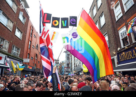 London, UK. 13. Juni 2016. Soho-Mahnwache für Orlando Shootings in Old Compton Street, London wo Tausende von Menschen versammelten sich in Gedenken an die Opfer getötet im Schwulen Nachtclub in Orlando. Bildnachweis: Paul Brown/Alamy Live-Nachrichten Stockfoto