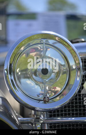 Westbury, New York, USA. 12. Juni 2016.  Runde Chrom Bi-Flex-Long-Range-Scheinwerfer mit Lucas Prince of Darkness Abzeichen, Nahaufnahme von 1973 Intermeccanica Squire SS-100 italienische Luxus klassischer Roadster, im Besitz von Mark Offenberg Valley Stream, die gewann den 3. Platz Trophäe in der fremden Autokategorie Antik und Sammler Auto Show bei der 50. jährlichen Frühjahr treffen in Old Westbury Gardens, in der Gold Coast von Long Island , und gesponsert von Greater New York Region, GNYR, Antique Automobile Club of America, AACA. Auto ist der 46. nur 50 Intermeccanica karossiert in Turin, Italien. Stockfoto